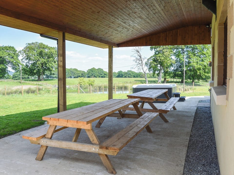 Outdoor eating area | The Farmhouse - Williamscraig Holiday Cottages, Linlithgow