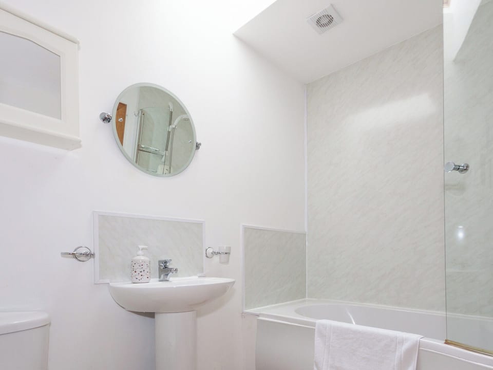 Bathroom | Honeysuckle Cottage - Williamscraig Holiday Cottages, Linlithgow