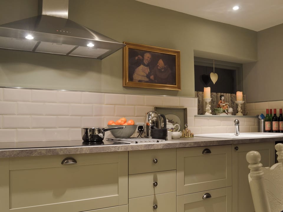 Well-equipped fitted kitchen | Pippinwell, Over Haddon, near Bakewell