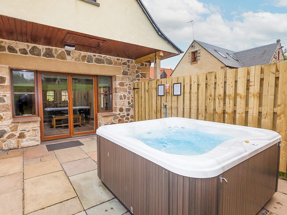 Hot tub | Laurel Cottage - Williamscraig Holiday Cottages, Linlithgow