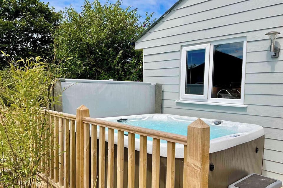 Hot tub | Tolcarne - Carnebo Holiday Barns, Perranporth