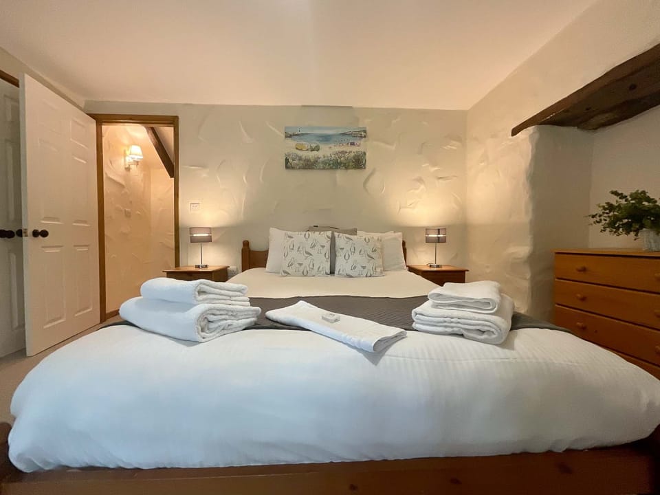 Bedroom | Towan Cottage - Carnebo Holiday Barns, Perranporth