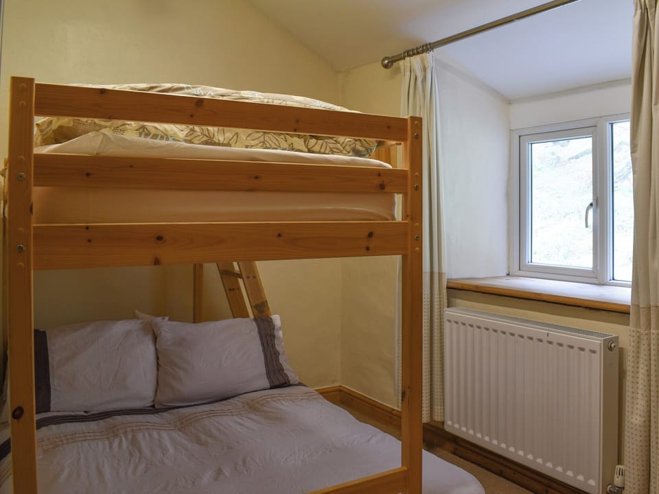 Bunk bedroom | Snowdon - Red Dragon Cottages, Beddgelert