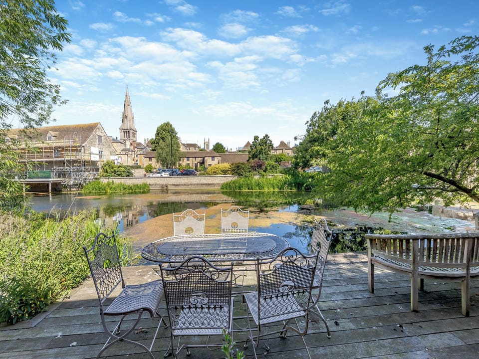 Sitting-out-area | Old Ford Place, Stamford