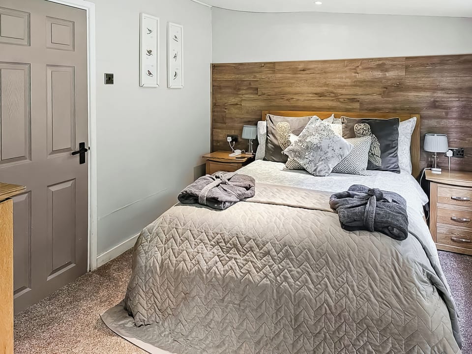 Double bedroom | Rowan Tree Lodge - Woodland Escapes, Ludlow