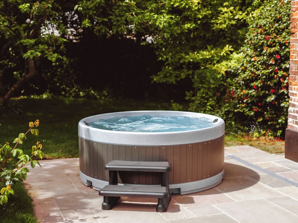 Hot tub | Swann Cottage - Worstead Estate, Smallburgh, near North Walsham