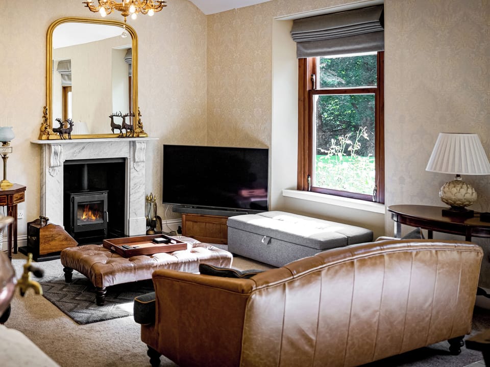 Living room/dining room | The Servant&rsquo;s Hall - Panbride Getaways, Carnoustie