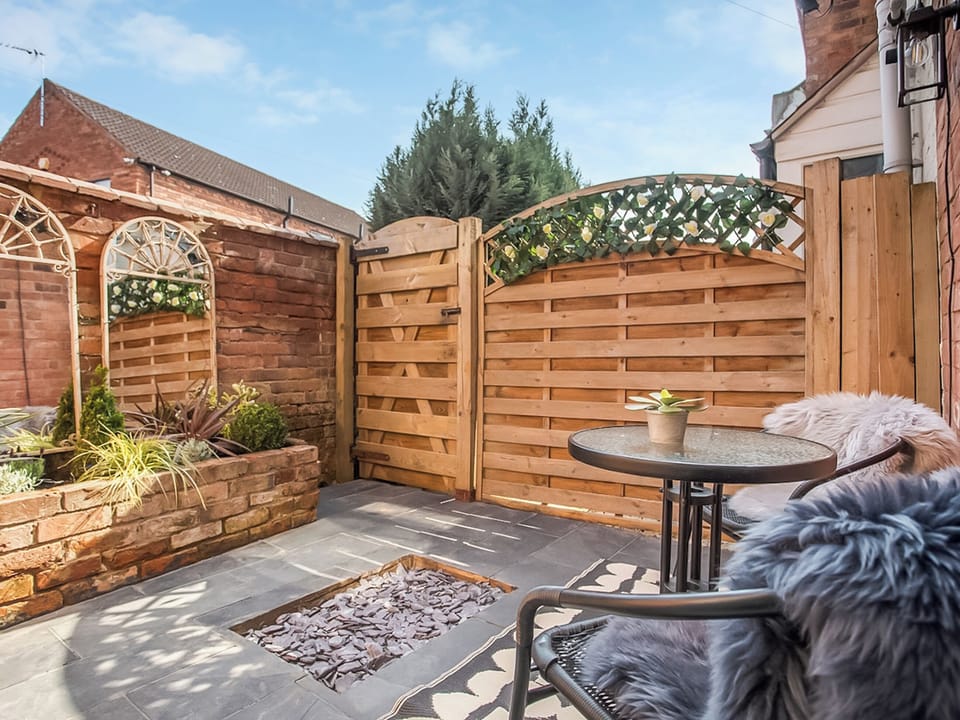 Sitting-out-area | Cherry, Warwick