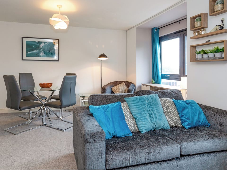 Living room/dining room | Renta Apartments 4 - 35 - Whitestar Apartments, Southampton