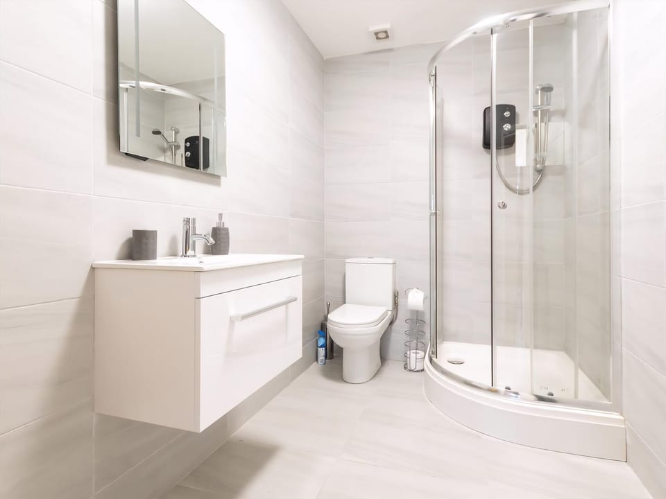 Shower room | Flat 3 - London Apartments, Southampton