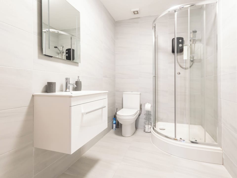 Shower room | Flat 1 - London Apartments, Southampton