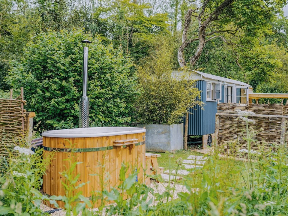 Hot tub | Lapwing Hut - Kingsettle Stud, Cholderton, near Salisbury