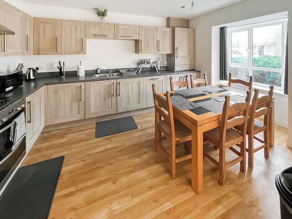 Kitchen/diner | Evergreen House - Belleaire Property Management, Ashford