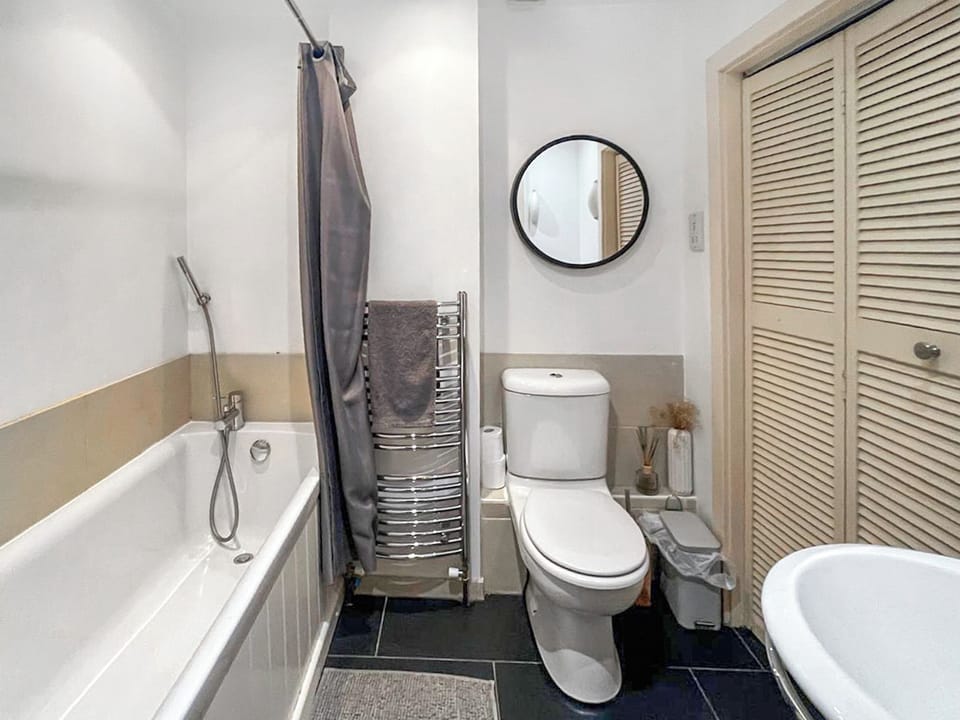 Bathroom | Bellaire Towers Way - Belleaire Property Management, Canterbury