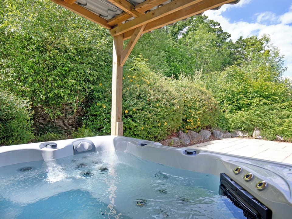 Hot tub | Acorn Cottage - Little Dunley Cottages, Bovey Tracey