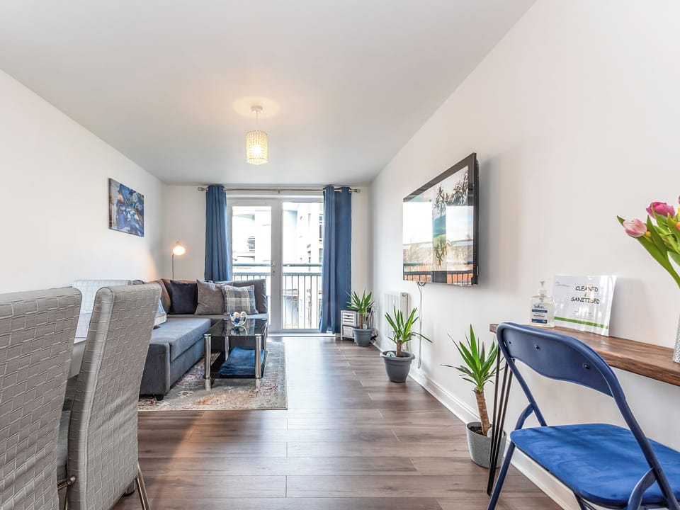 Living room/dining room | Grove - Bellaire Stay Apartments, Ashford