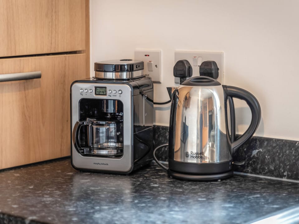 Kitchen | Grove - Bellaire Stay Apartments, Ashford