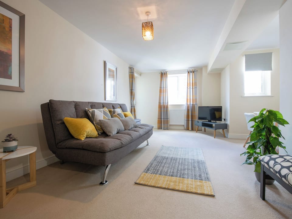 Living room/dining room | Drummond - Bellaire Stay Apartments, Ashford