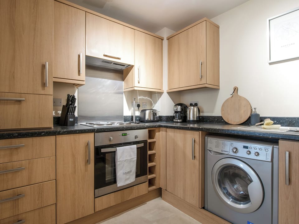 Kitchen | Drummond - Bellaire Stay Apartments, Ashford