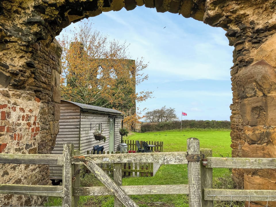 Outdoor | The Shepherds Hut - Sheriff Hutton Castle Holidays, Sheriff Hutton