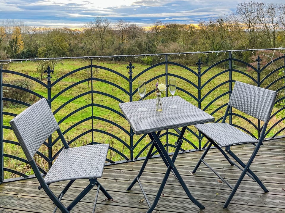 Sitting-out-area | Castle Lodge - Sheriff Hutton Castle Holidays, Sheriff Hutton