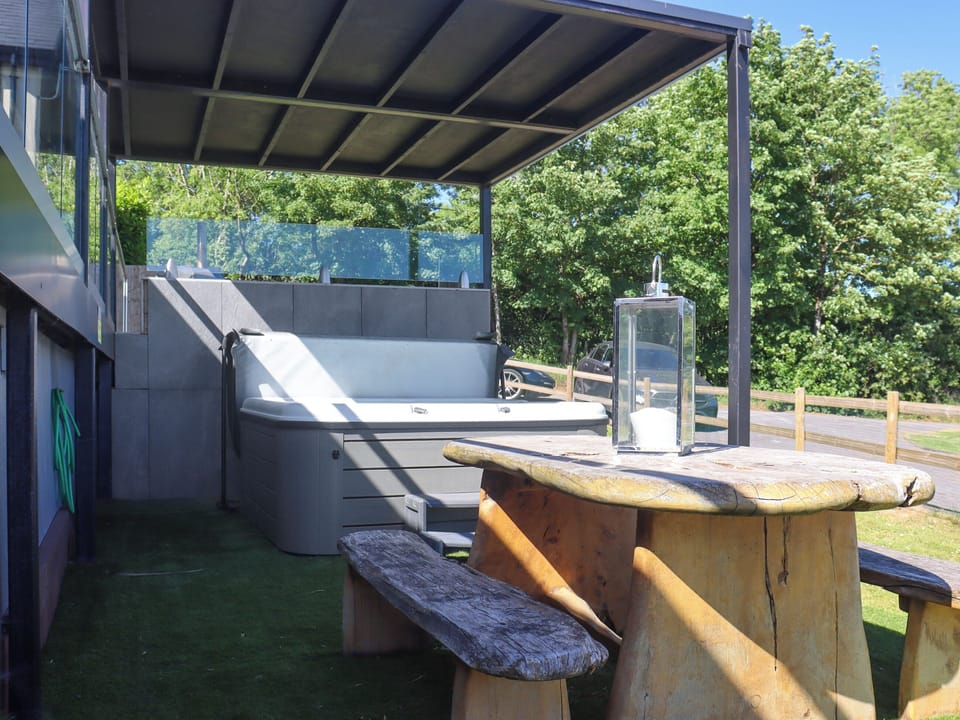 Hot tub | Deerview Stables - Deer View Villas, Bonvilston