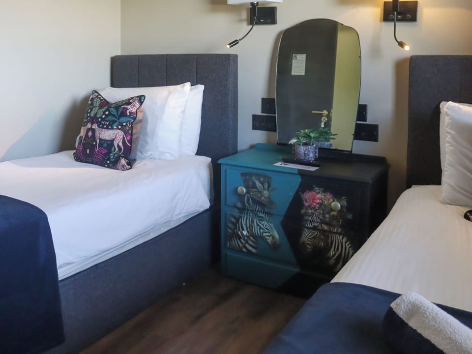 Twin bedroom | Deerview Stables - Deer View Villas, Bonvilston
