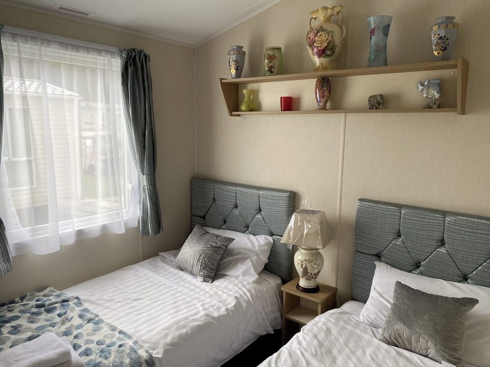 Twin bedroom | Flamingo&rsquo;s Rest - Percy Woods Golf and Country Retreat, Swarland, near Morpeth