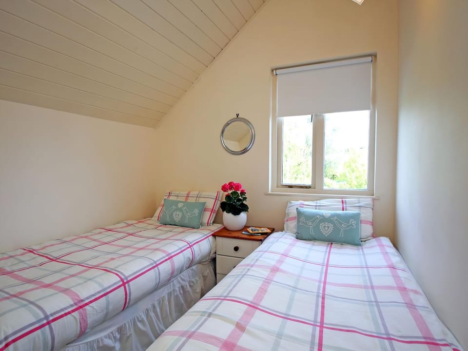 Twin bedroom | Ruddy Duck Lake House, Cotswold Lakes