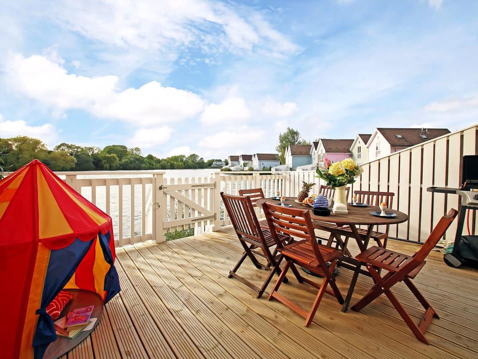 Sitting out area | Ruddy Duck Lake House, Cotswold Lakes