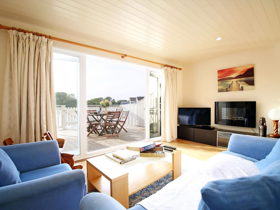 Living room | Ruddy Duck Lake House, Cotswold Lakes