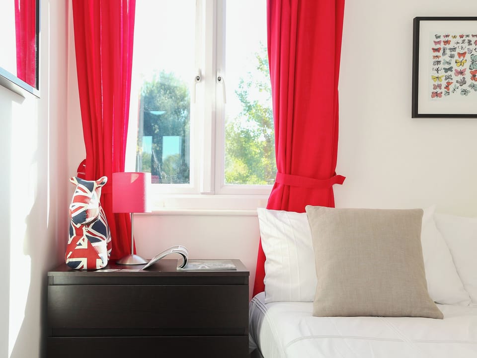 Bedroom | Moorhen Lake House, Cotswold Lakes