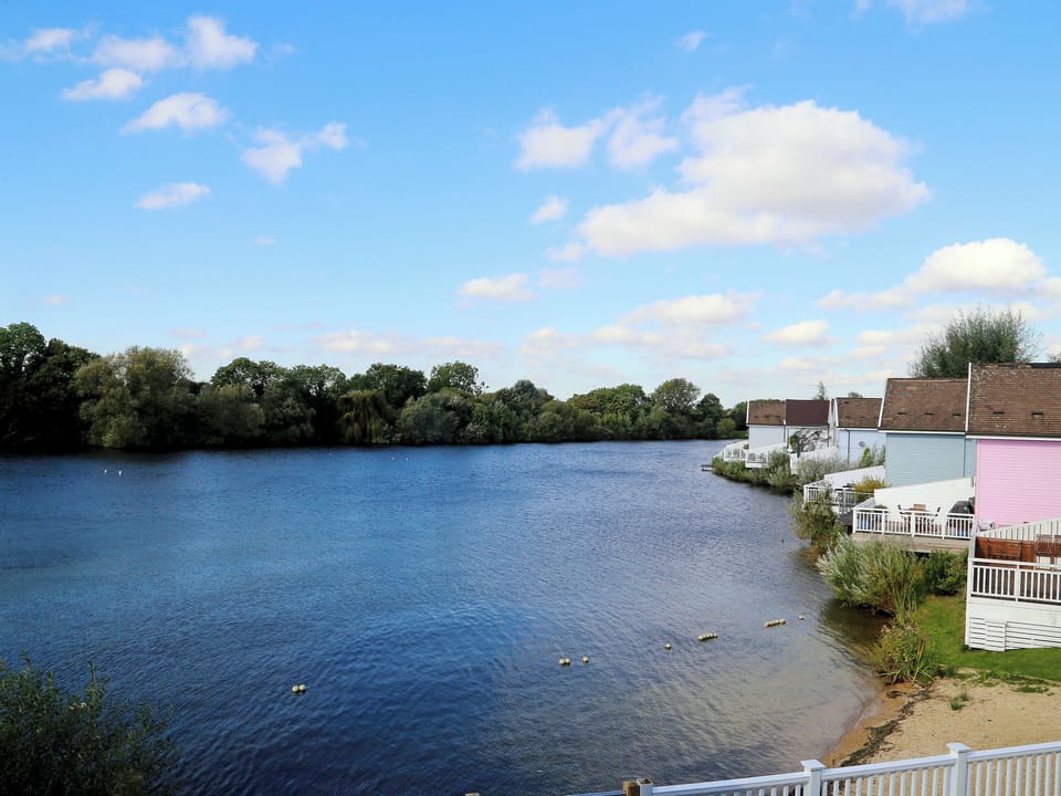 Surrounding area | Moorhen Lake House, Cotswold Lakes
