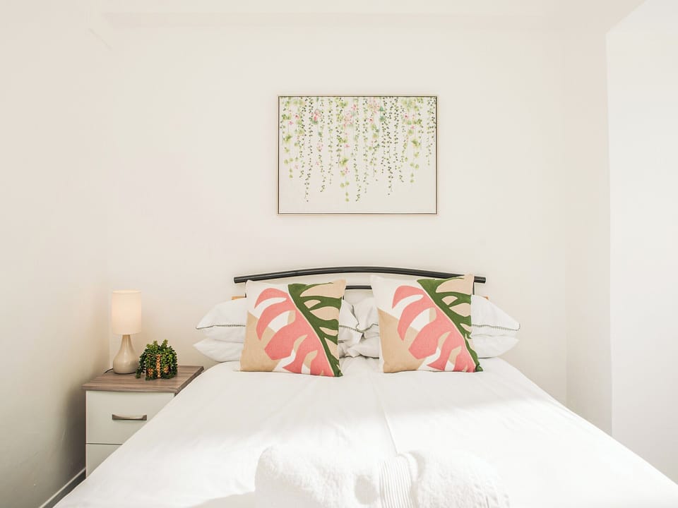 Double bedroom | Newport House Lower - My City, Newport