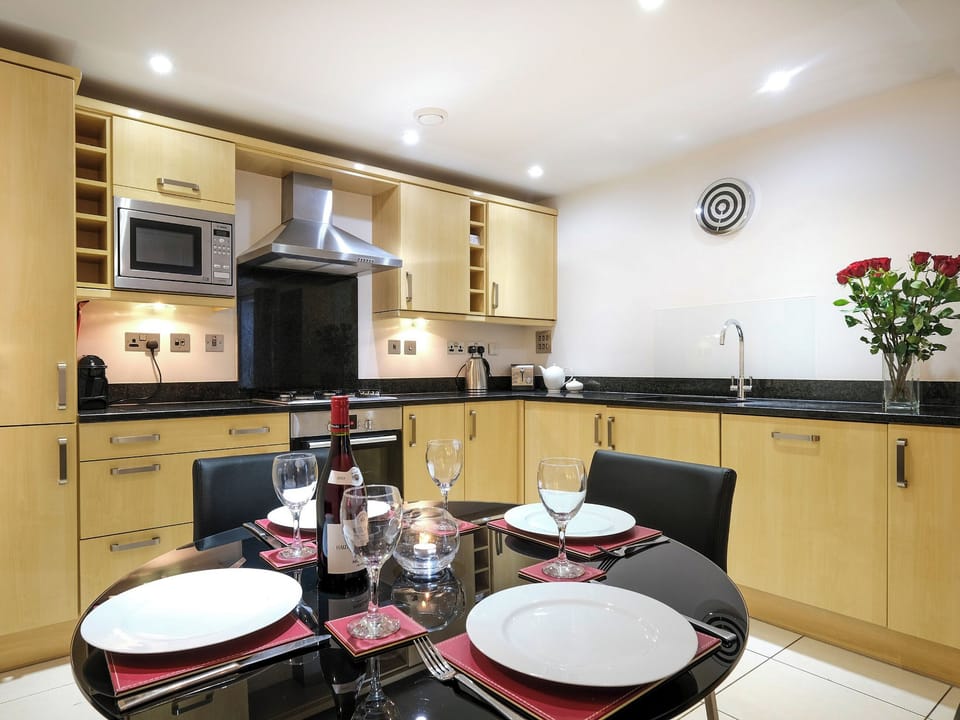 Modern fitted kitchen and dining area | Bathwick Apartment, Bath