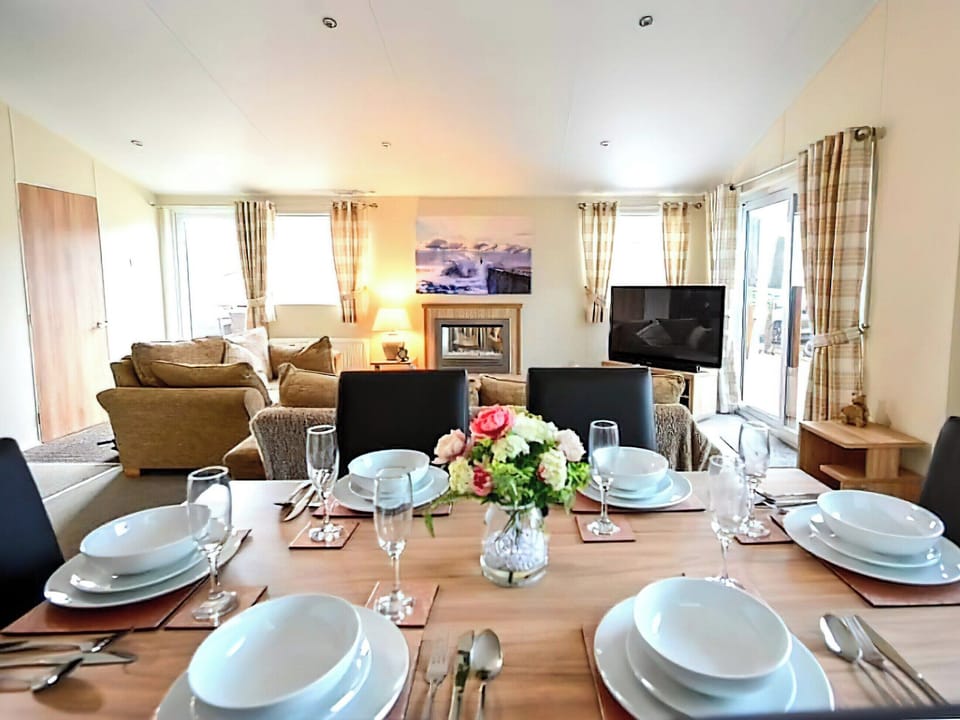 Dining Area | Serenity Lodge - Felmoor Holiday Park, Felton