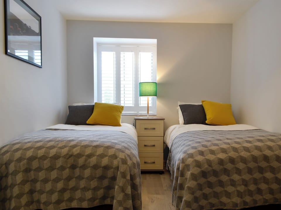 Twin bedroom | Ty Gambo, Plas Cilybebyll, near Pontardawe