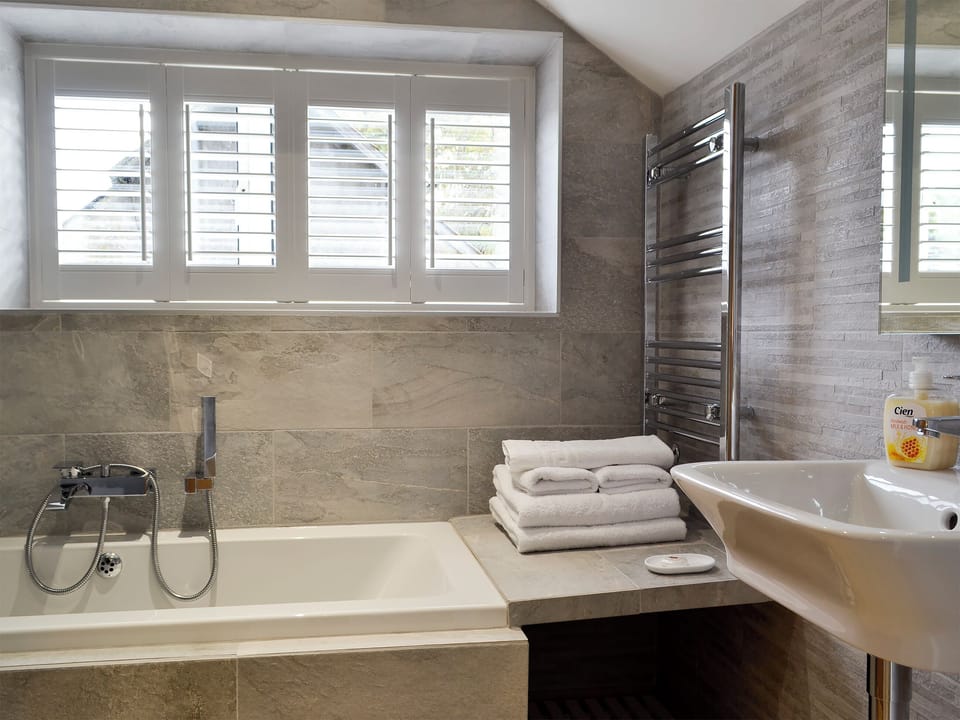 Bathroom | Lloc Lo, Plas Cilybebyll, near Pontardawe