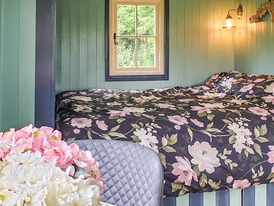Double bedroom | Dorset Alpaca Shepherd&rsquo;s Hut, Dorchester
