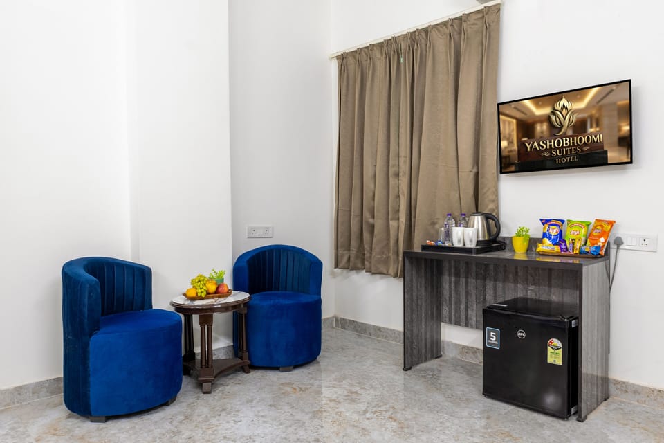 Deluxe Double Room | Desk, laptop workspace, bed sheets