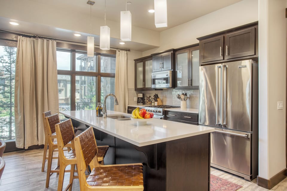 Spacious kitchen with additional seating. (Kestrel)