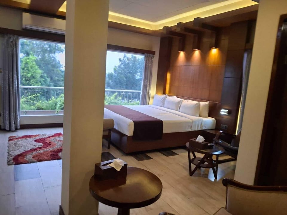 Royal Suite | Desk, free WiFi, bed sheets