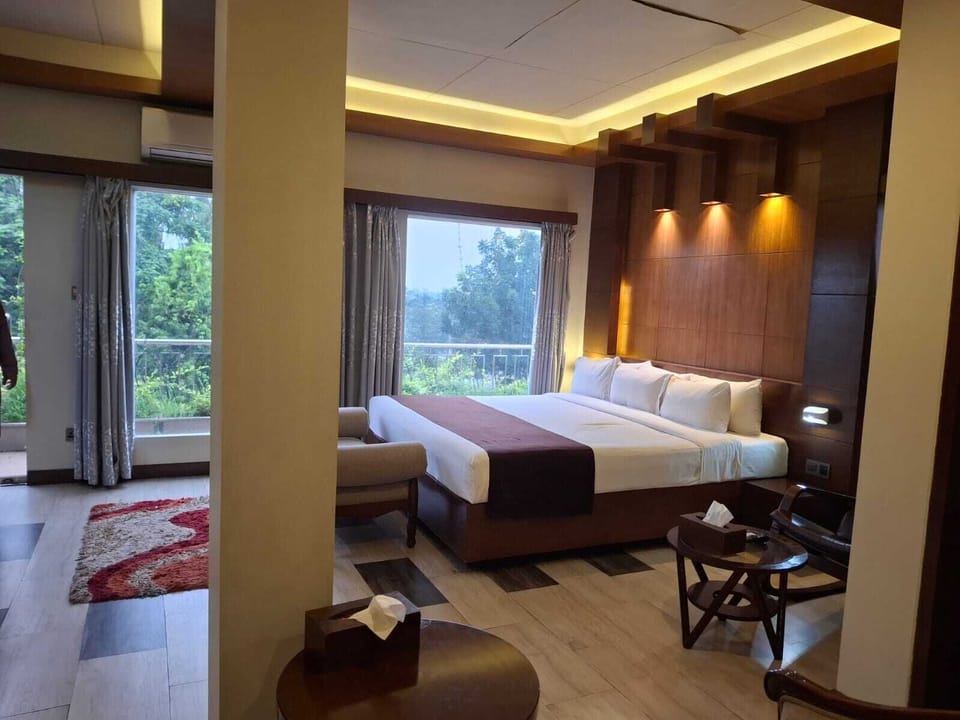Royal Suite | Desk, free WiFi, bed sheets