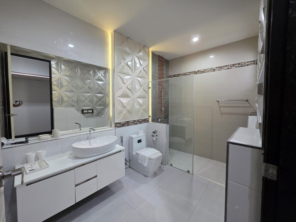 Suite Room | Bathroom | Shower, hair dryer, towels, soap