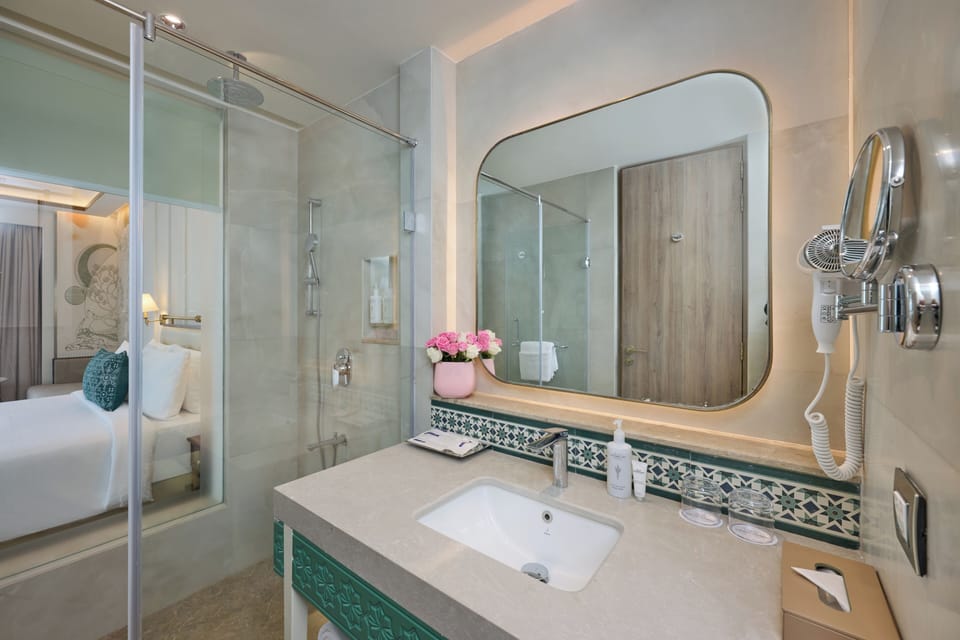 Deluxe Room, 1 Double Bed | Bathroom | Shower, rainfall showerhead, free toiletries, hair dryer