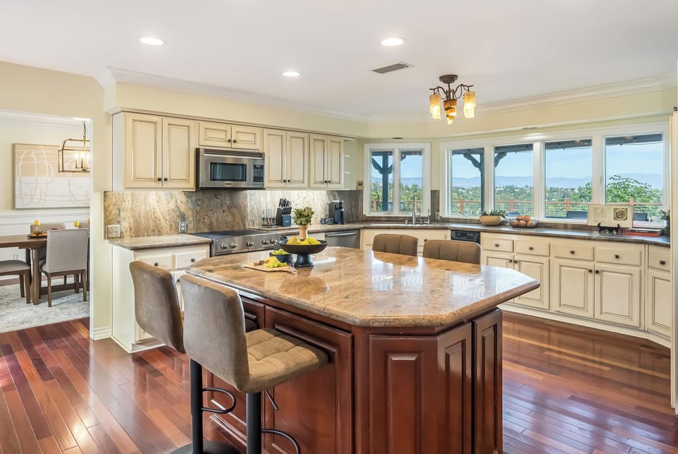 Cook, chat, and take in the views—this airy chef’s kitchen features a large island and picture windows overlooking the hills.