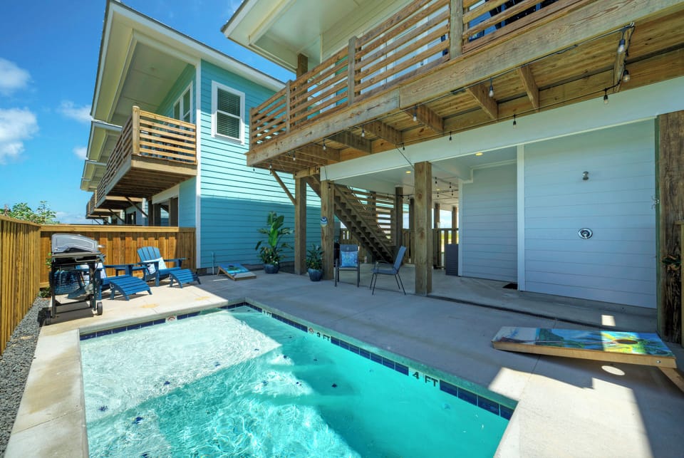 Sunrise Beach #44 - Between the Shores: Pool and patio.