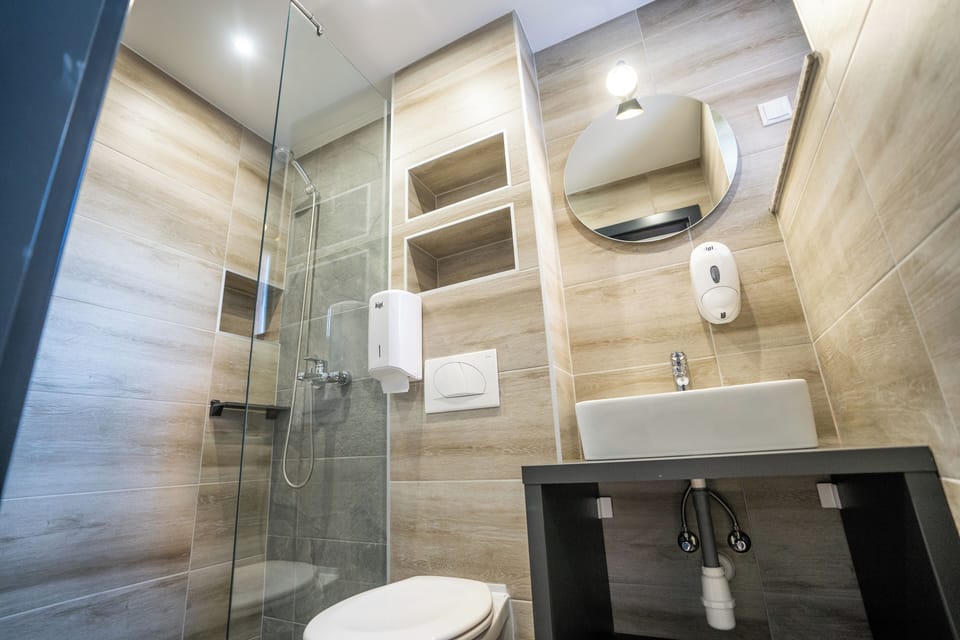 Combined shower/tub, free toiletries, hair dryer, towels