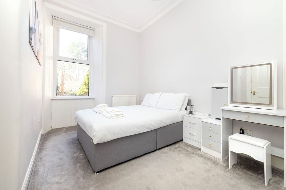 Elegant 2-Bed Flat with Edinburgh Charm Apartment in Edinburgh