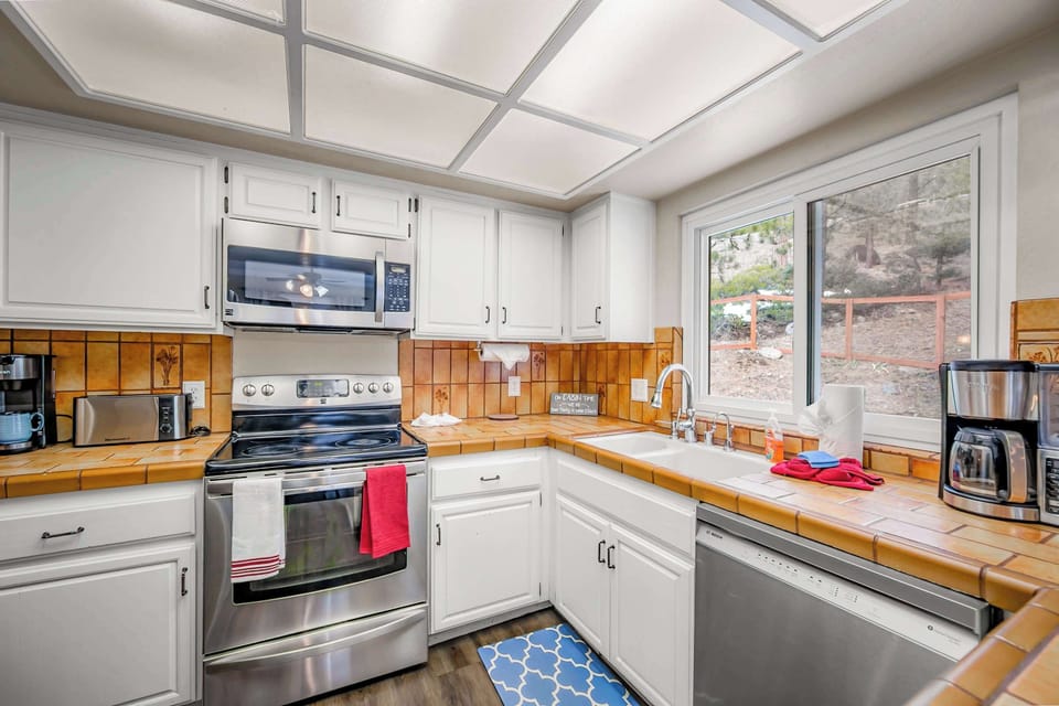 House, Multiple Beds, Patio, Garden View (Donner Lake Delight) | Private kitchen